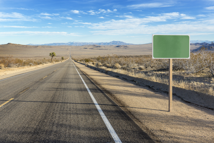 pusty znak drogowy na pustynnej autostradzie